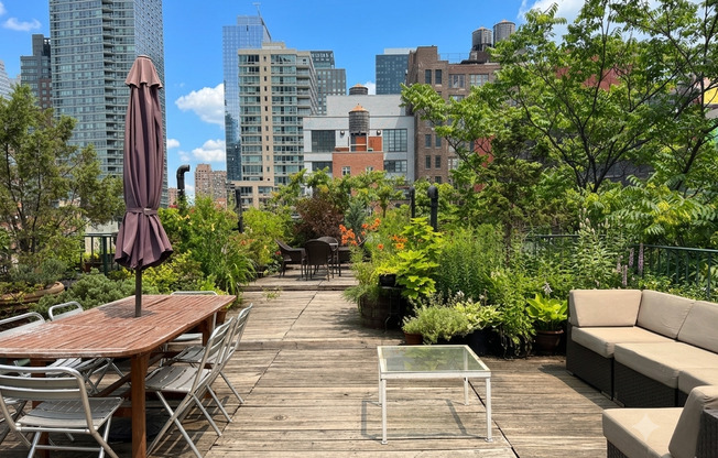 457 W 35 ST