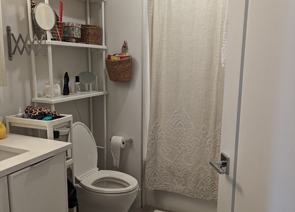 3 beds, 1 bath, 1,000 sqft, $3,975, Unit PH5