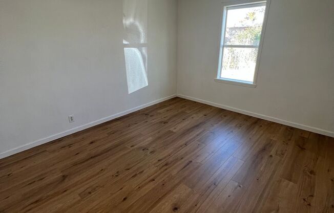 Cozy 1 bedroom back house