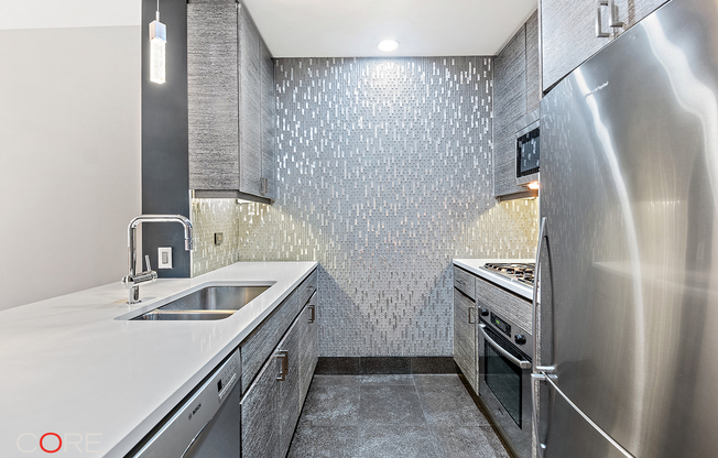 305 W 16 ST