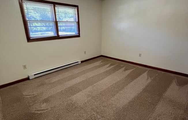 2 beds, 1 bath, 903 sqft, $1,150, Unit I-1