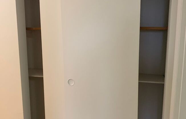 2 beds, 1 bath, 925 sqft, $1,275, Unit 33