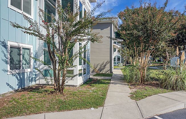 Renovated Condo located in heart of Mt Pleasant, near Ravenel Bridge and Waterfront Park