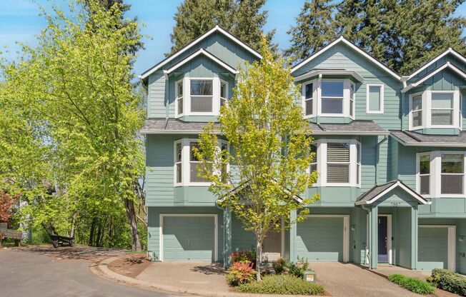 Bright, spacious 3-bdrm/2.5 bath Tigard townhome. Fireplace, balcony, 2-car garage, W/D