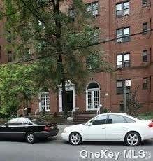 2 beds, 1 bath, $2,877, Unit 1H