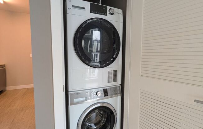 Studio, 1 bath, 412 sqft, $1,275, Unit 304