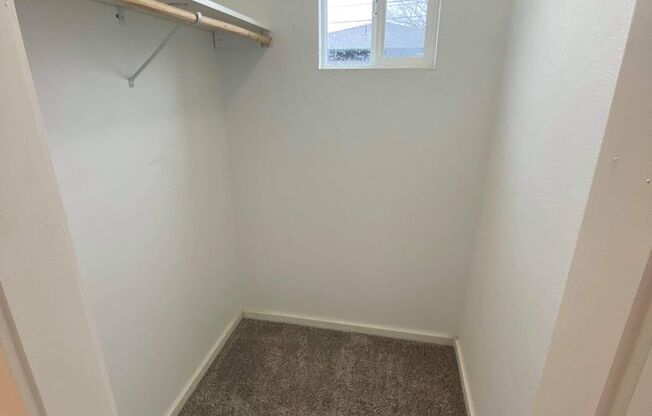 3 beds, 1 bath, 1,080 sqft, $1,850, Unit 1362-4