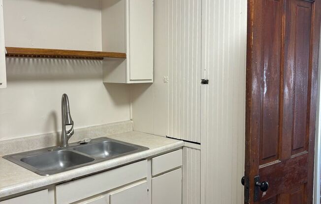 Studio, 1 bath, 230 sqft, $895, Unit 103 Unit A (R1-A)