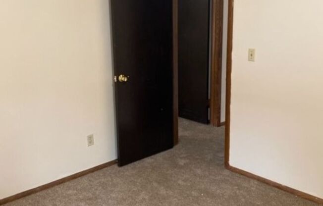 2 beds, 1 bath, $999, Unit Custer-120