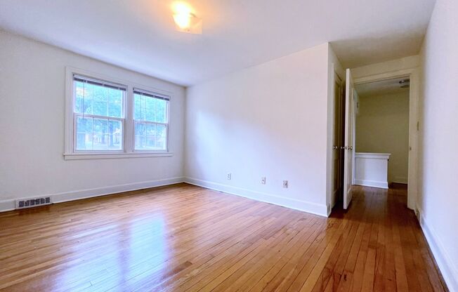 2 beds, 1 bath, 1,100 sqft, $995, Unit 822WB