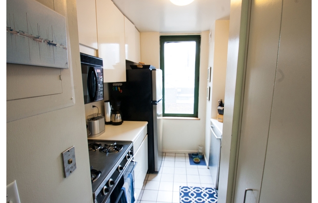 1 bed, 1 bath, 650 sqft, $5,500, Unit 10J