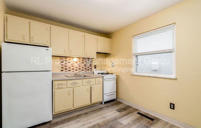 2 beds, 1 bath, 775 sqft, $825, Unit A