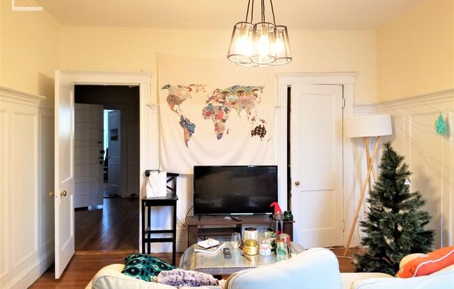 Huge 2 bed right on Comm Ave in Allston.....