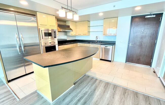 LUXURY DOWNTOWN PENTHOUSE w/ PANORAMIC VIEWS! 2 BED 2 BATH 2 PARKING