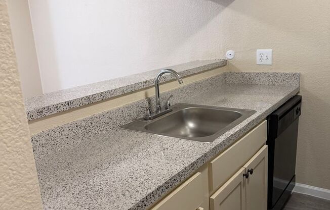 2 beds, 1 bath, 812 sqft, $1,085, Unit 402