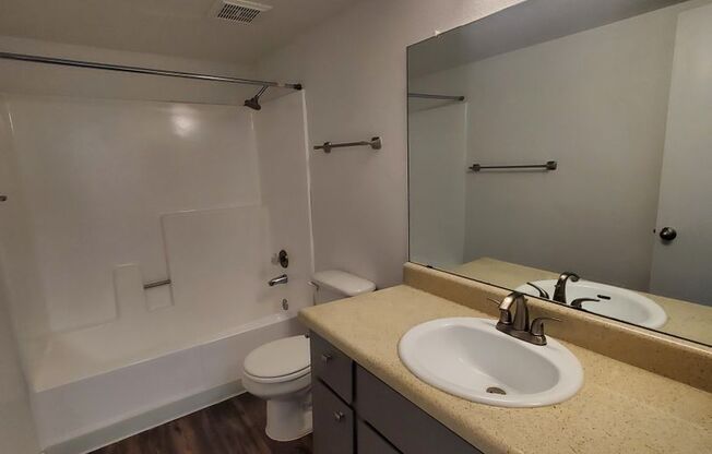 1 bed, 1 bath, 580 sqft, $1,095, Unit 222