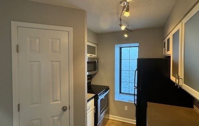 2 beds, 1 bath, $2,200, Unit # #F