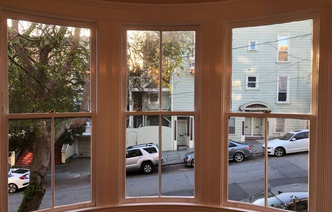 Big flat w/high ceilings, hardwood floors, washer/dryer in unit, 1 car garage included!