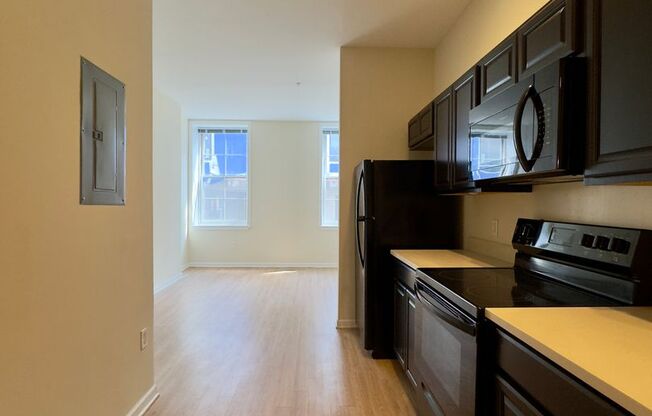 2 beds, 1 bath, 913 sqft, $1,399, Unit 411 Unit 204