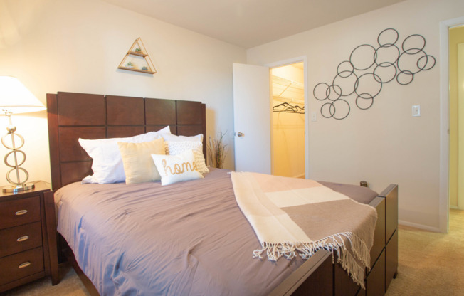 2 beds, 1 bath, 800 sqft, $1,599, Unit 800-21-102E