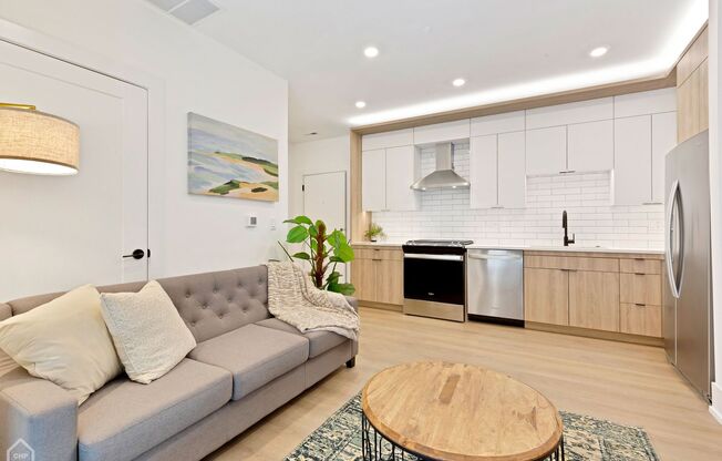 1613 W BELMONT