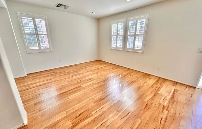 Spacious 3 Bedroom Home in Mountains Edge!
