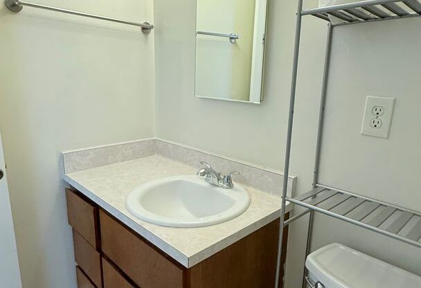 2 beds, 1.5 baths, $2,700, Unit 1118 Broadway Unit D (LO)