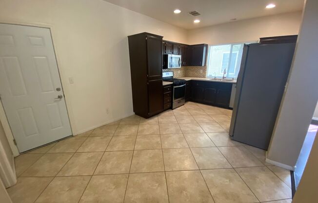 Two-story, 3 bedrooms located in Peccole Ranch
