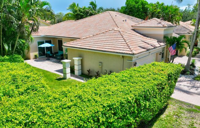 Escape to Florida – Fully Furnished Seasonal Rental in West Palm Beach! Gated community.