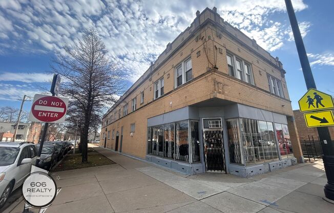 Walk to Hanson Park! Great location! 2457-2459 North Central!