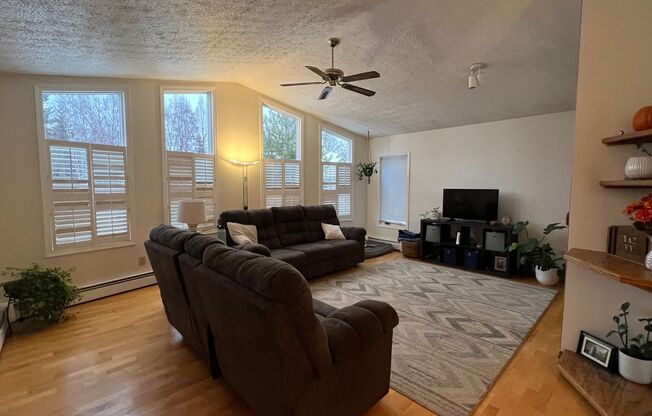 Single Family House off Turpin! 3 Bed/2 Bath/2 Car Garage!