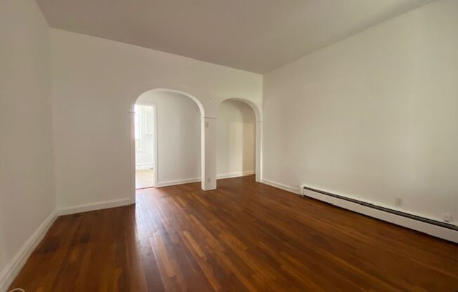 2 beds, 1 bath, $2,100, Unit Apt 3 - 24 Bay Ave