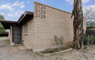 Centrally located 1 bedroom, 1 bath with bonus Den in a duplex, SW side of Swan & Grant.