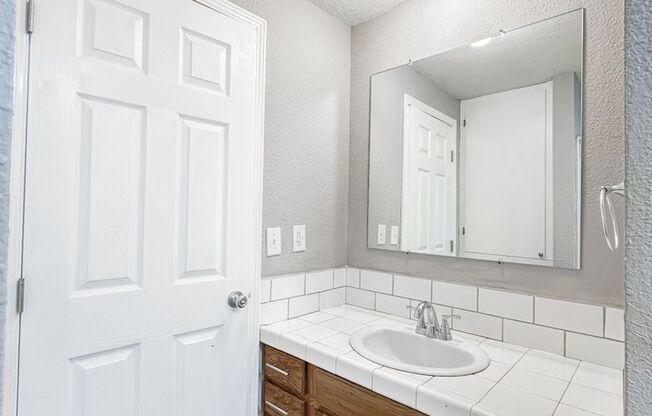 2 beds, 1 bath, 1,000 sqft, $1,650, Unit PDRey563