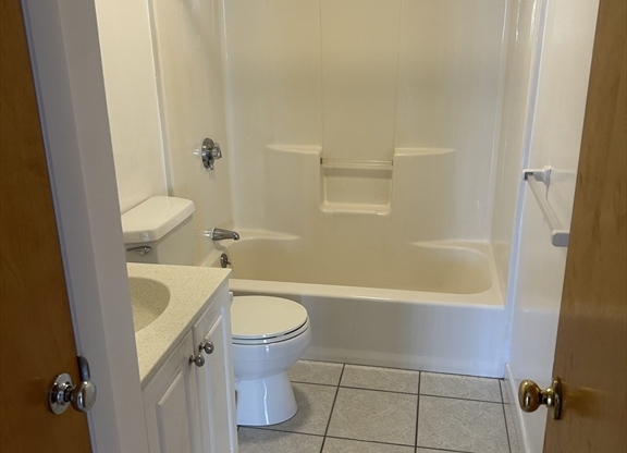 2 beds, 1 bath, 800 sqft, $2,200, Unit 35