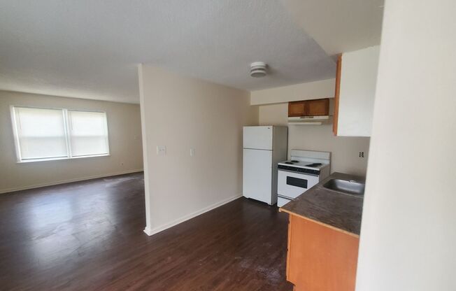 3 beds, 1.5 baths, 1,000 sqft, $1,195, Unit #B