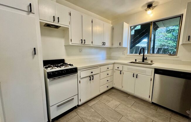 Natural Light Flooded 2 Bedroom Apartment on Piedmont Boarder