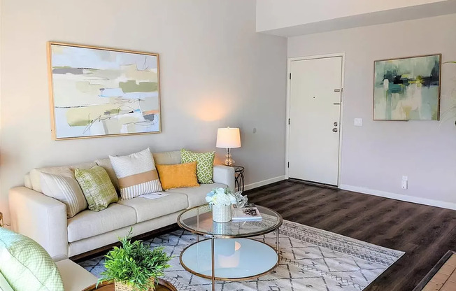 $2850 / 2 BR - GORGEOUS MEADOWBROOK CONDO IN CENTRAL FREMONT