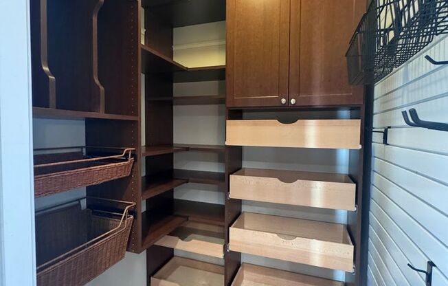 2 Bed 2.5 Bath In Oak Park Available!