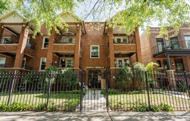 Lincoln Square / Ravenswood Garden - 2 Bed / 1 Bath English Garden - In Unit Laundry