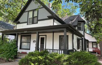 Cute One-Bedroom in Downtown Victorian with Tons of Windows