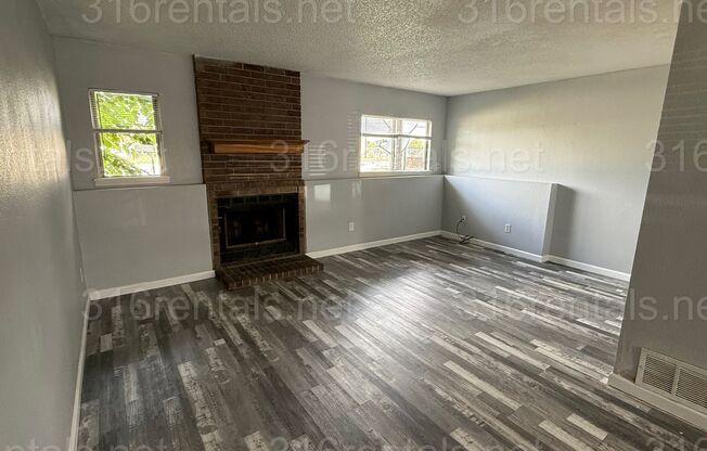$895 - 2 bed 1.5 bath beautiful bi-level apartment