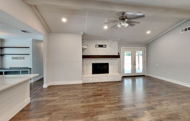 Attractive 4 bedroom, 3.5 bathroom home in Arlington READY NOW!