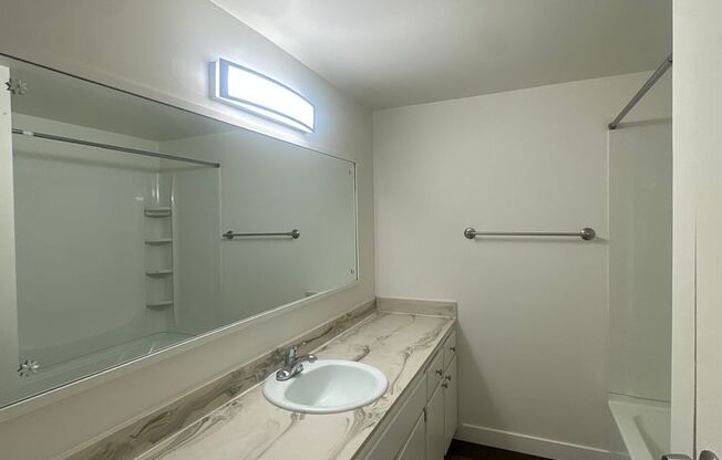 2 beds, 1 bath, 905 sqft, $1,300, Unit 5490-B