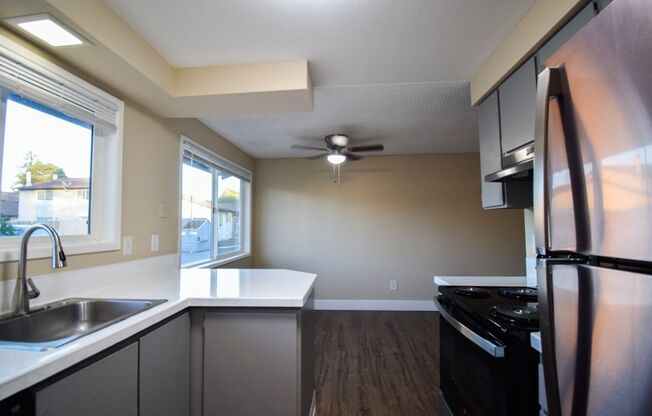 Newly Renovated 2 Bed 1 BA Single Level Apt!