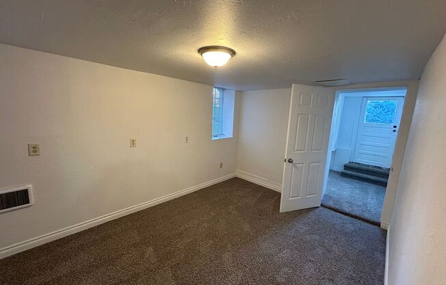 3 beds, 1 bath, 800 sqft, $1,150, Unit Unit F