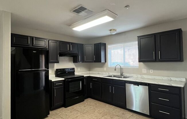 Two Bedroom / I17 Freeway Access