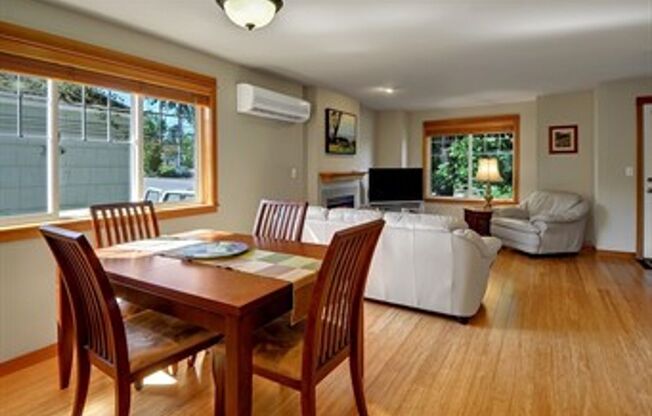 2-bedroom, 2.5-bathroom Licton Springs Townhome!