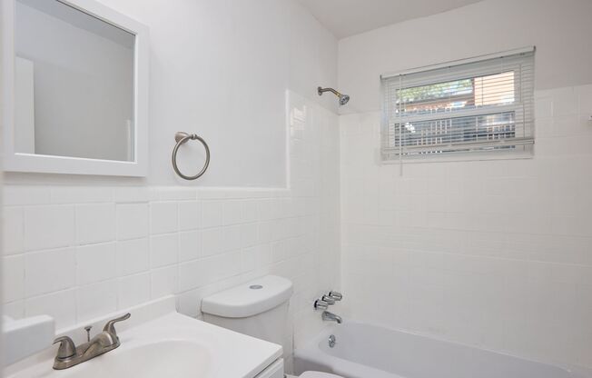 2 beds, 1 bath, $1,050, Unit 2157 Lenox Rd C2