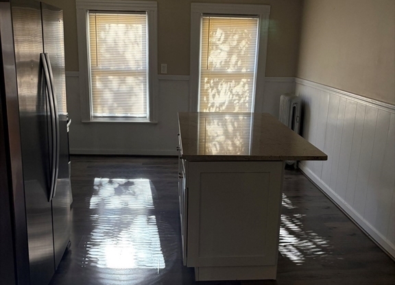 3 beds, 1 bath, $2,200, Unit 2